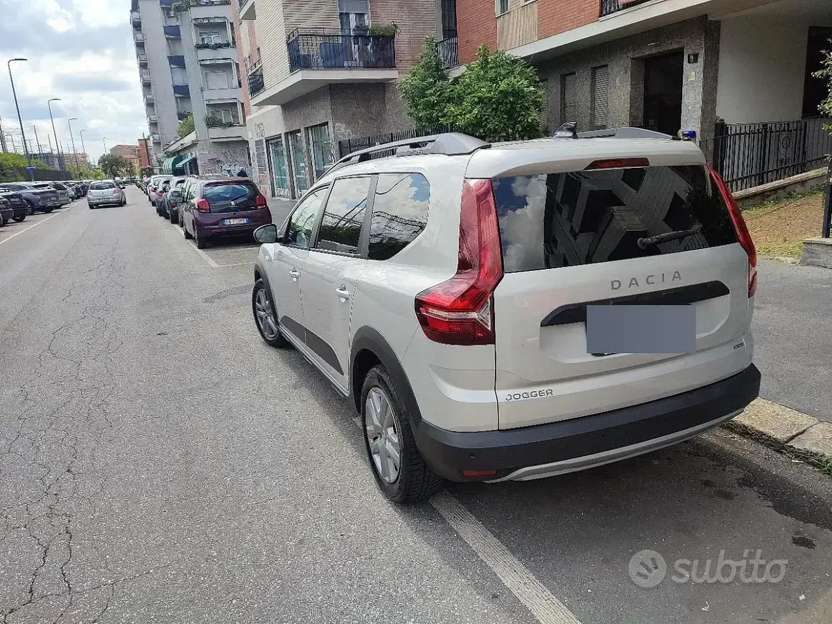 Usata Dacia Jogger Comfort 101 CV (74 kW) 2022 Grigio Monovolume