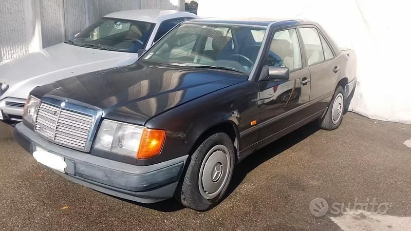 Usata Mercedes 190 105 CV (77 kW) 1988 Grigio Berlina