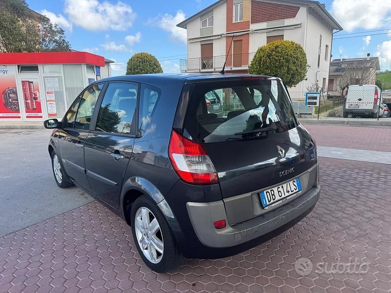 Usata Renault Scénic II 105 CV (77 kW) 2006 Grigio Monovolume