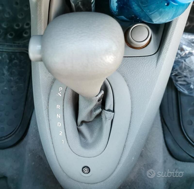 Usata Renault Clio II 98 CV (72 kW) 2005 Blu/azzurro Utilitaria