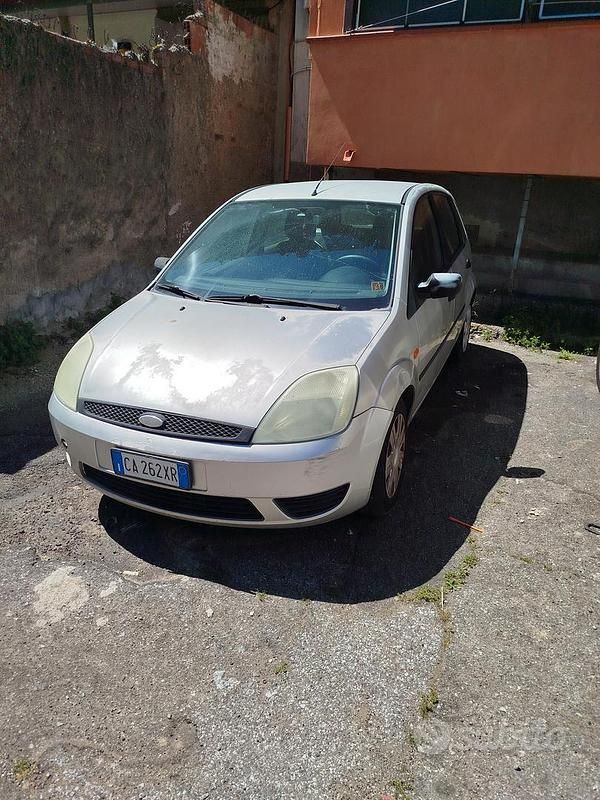 Usata Ford Fiesta 80 CV (58 kW) 2002 Grigio Utilitaria
