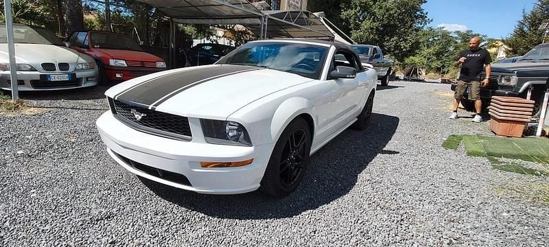 Usata Ford Mustang GT 239 CV (175 kW) 2006 Bianco Cabrio