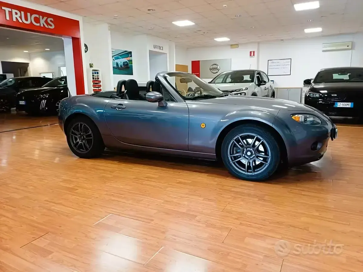 Usata Mazda MX5 126 CV (92 kW) 2007 Grigio Cabrio