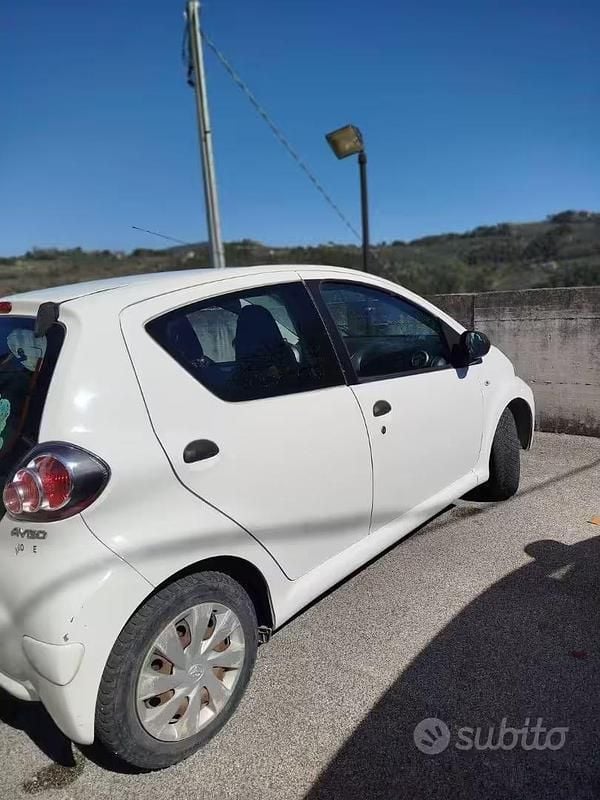 Usata Toyota Aygo Connect Style 68 CV (50 kW) 2014 Bianco Utilitaria
