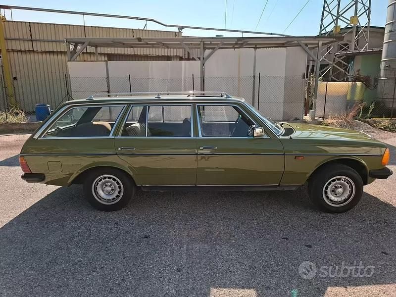 Usado Mercedes 240 72 CV (52 kW) 1982 Verde Familiar