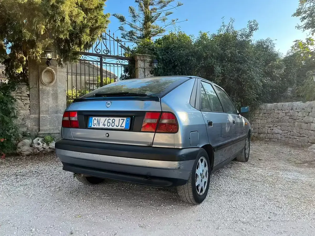 Usata Lancia Delta 103 CV (75 kW) 1994 Bluazzurro Utilitaria