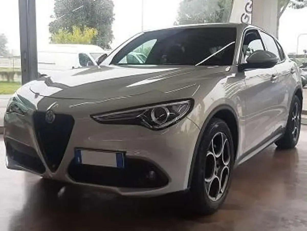 Usata Alfa Romeo Stelvio Sprint 190 CV (139 kW) 2022 Argento SUV