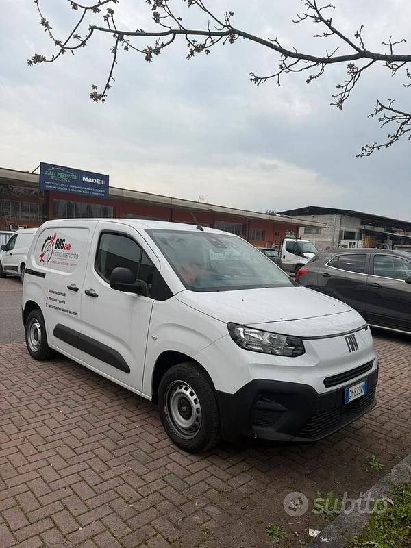Usata Fiat Doblò 100 CV (73 kW) 2023 Bianco Monovolume