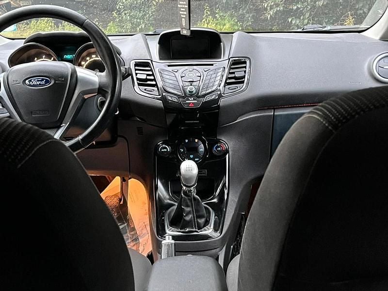 Usata Ford Fiesta 95 CV (69 kW) 2015 Grigio Berlina