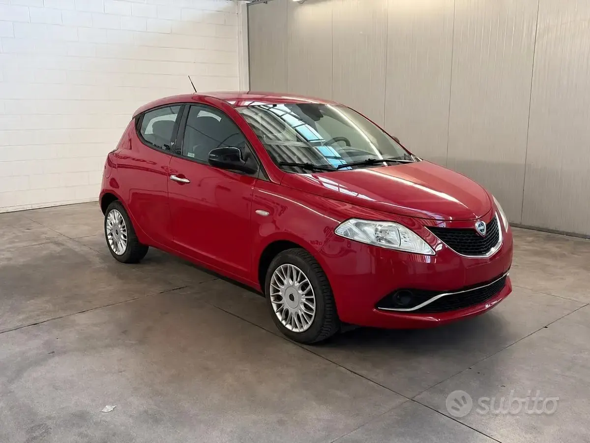 Usata Lancia Ypsilon Gold 69 CV (50 kW) 2018 Rosso Utilitaria