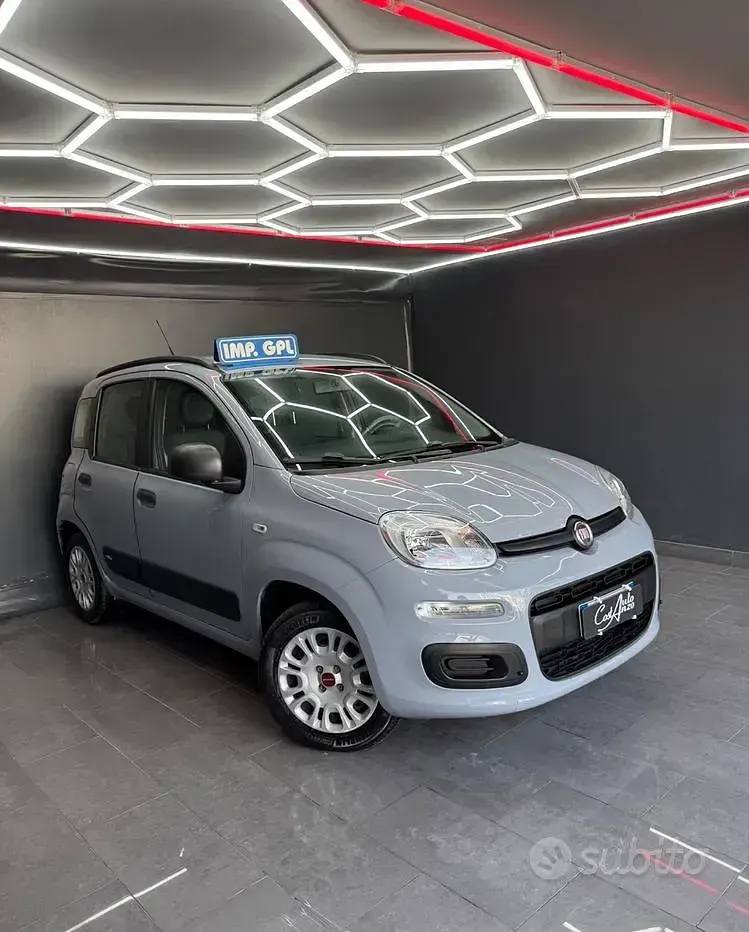 Usata Fiat Panda Lounge 69 CV (50 kW) 2018 Grigio Utilitaria