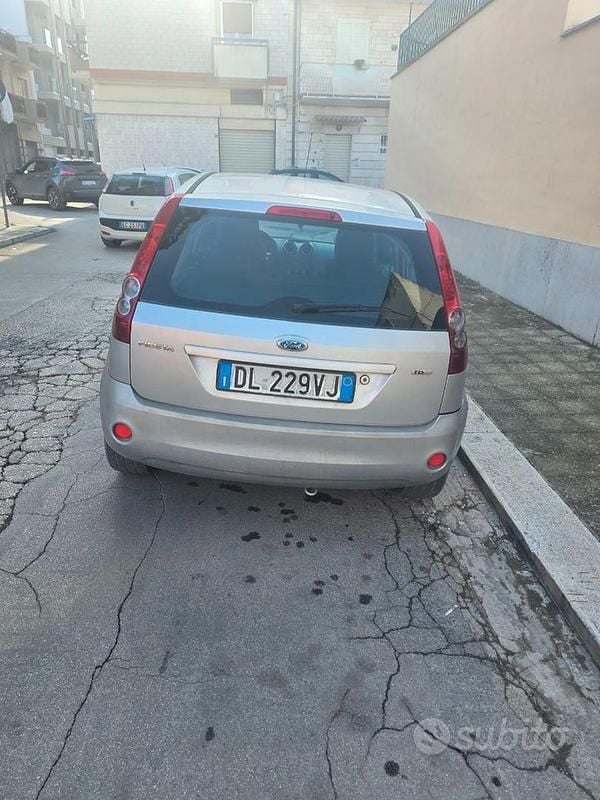 Usata Ford Fiesta 80 CV (58 kW) 2007 Grigio Utilitaria
