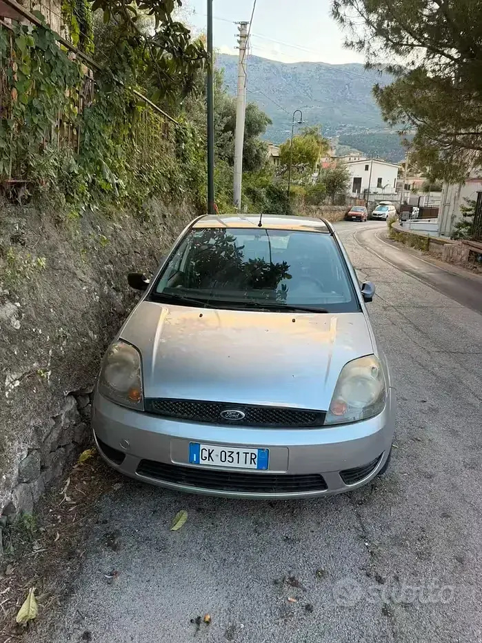 Usata Ford Fiesta 68 CV (50 kW) 2003 Grigio Utilitaria