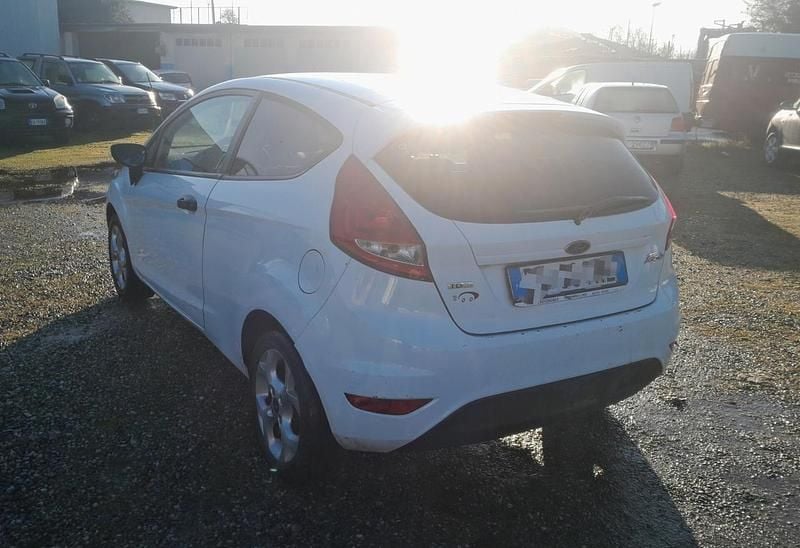 Usata Ford Fiesta 89 CV (65 kW) 2009 Bianco Furgone