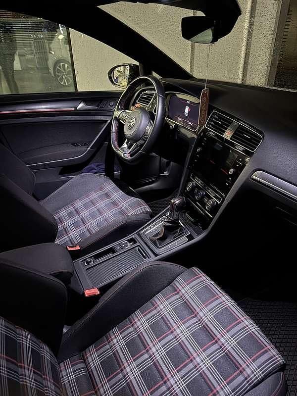Usata 2018 VW Golf VII GTI Tre volumi | 23.000 € (Buon prezzo) - Immagine 1/4