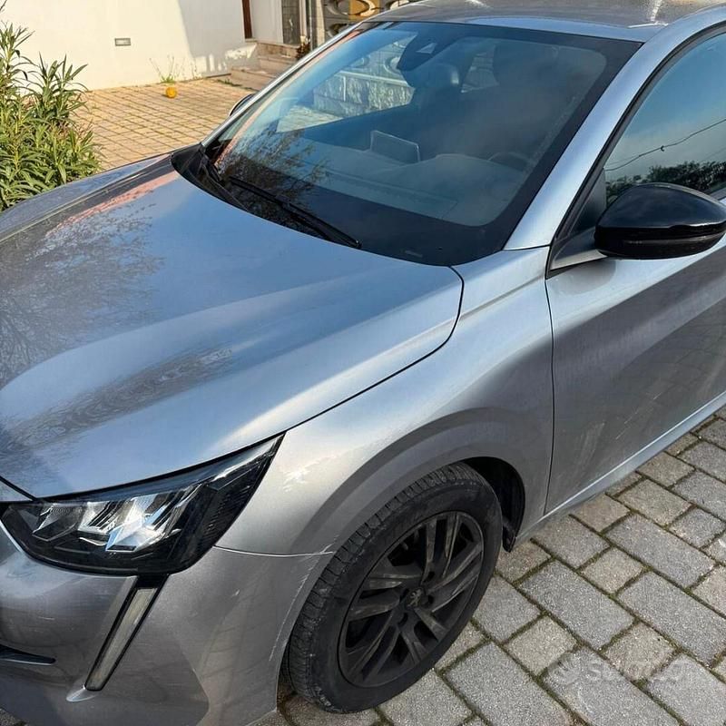Usata Peugeot 208 Allure 101 CV (74 kW) 2022 Grigio Utilitaria