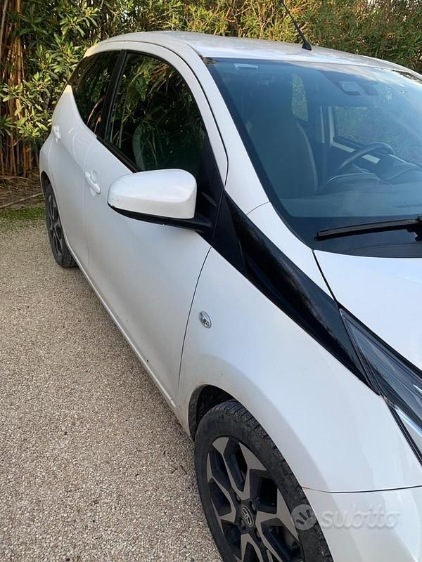 Usata Toyota Aygo Connect Style 72 CV (52 kW) 2021 Bianco Utilitaria