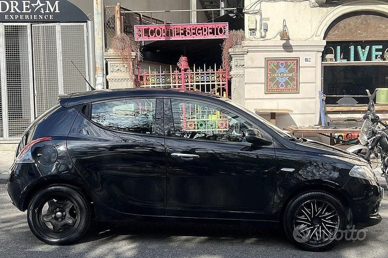 Usata Lancia Ypsilon Silver 69 CV (50 kW) 2018 Nero Utilitaria