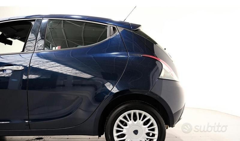 Usata Lancia Ypsilon 60 CV (44 kW) 2016 Blu Utilitaria