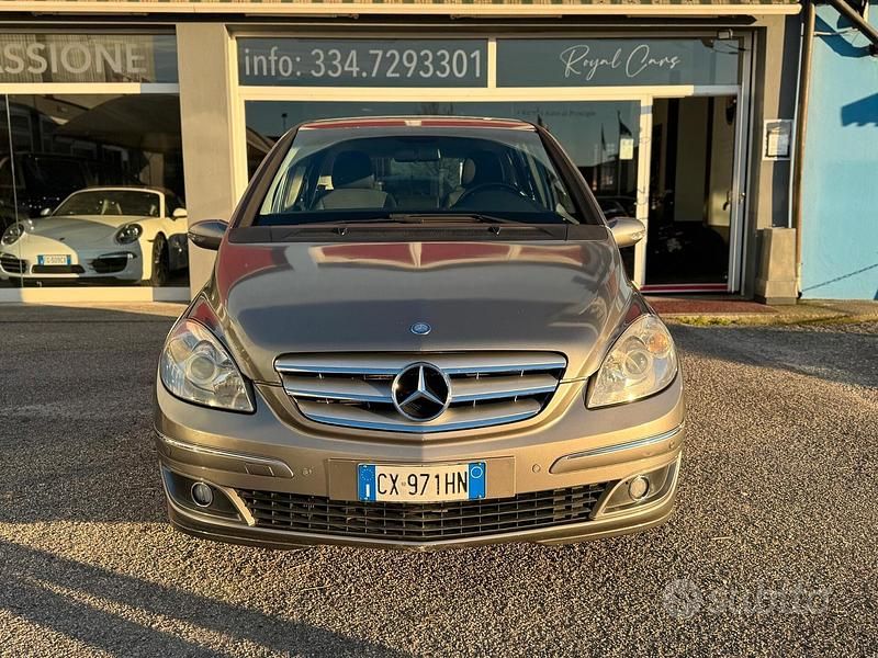 Usata Mercedes B200 140 CV (102 kW) 2005 Grigio Monovolume