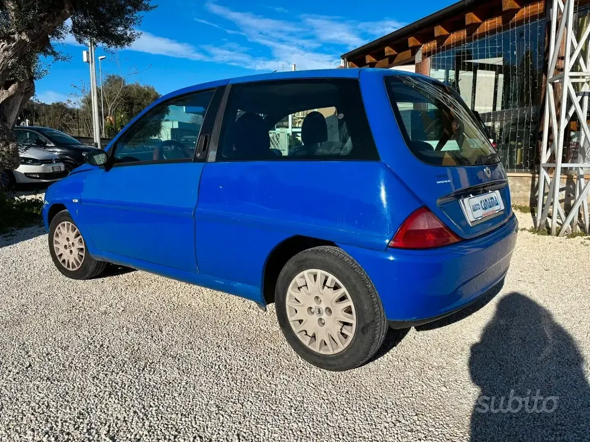 Usata Lancia Ypsilon 60 CV (44 kW) 2002 Bluazzurro Utilitaria