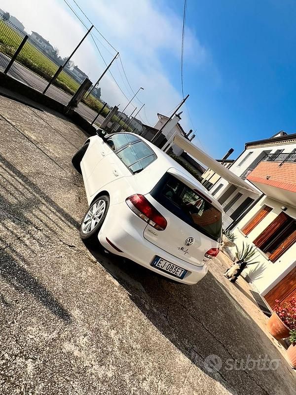 Usata VW Golf VI 105 CV (77 kW) 2011 Bianco Utilitaria