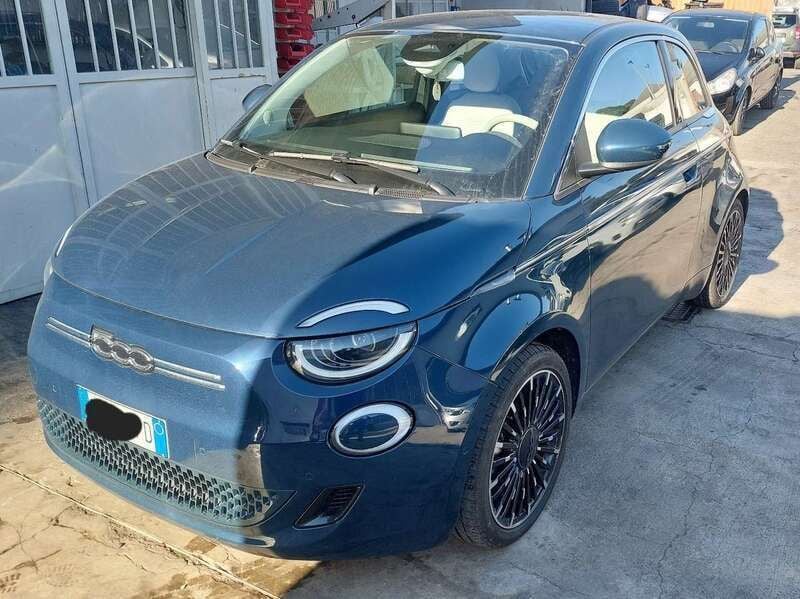 Usata Fiat 500e La Prima 42 kW (58 CV) 2023 Blu/azzurro Cabrio