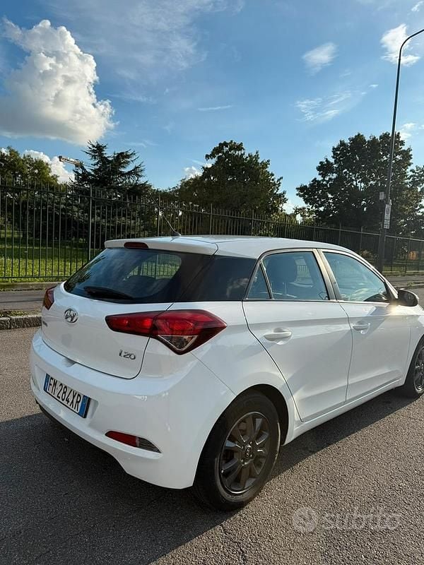 Usata Hyundai i20 Comfort 84 CV (61 kW) 2017 Bianco Utilitaria