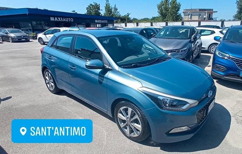 Usata Hyundai i20 74 CV (54 kW) 2015 Blu Berlina