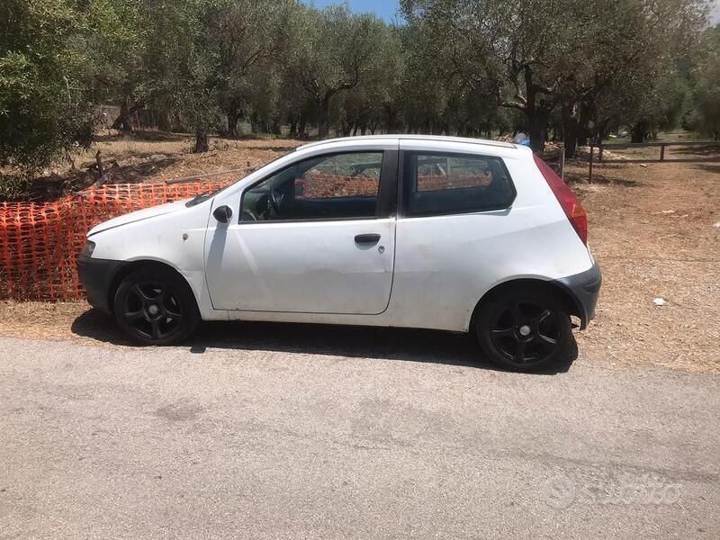 Usata Fiat Punto 80 CV (58 kW) 2001 Bianco Utilitaria