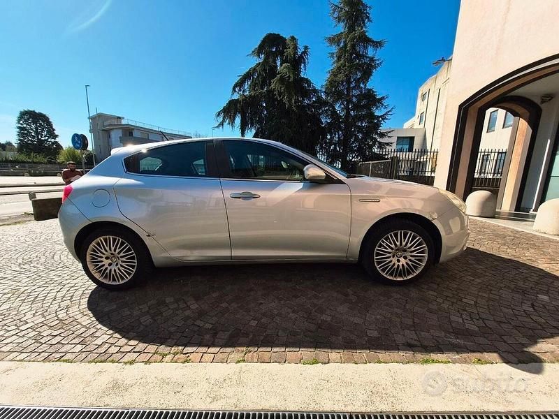 Usata Alfa Romeo Giulietta Distinctive 170 CV (125 kW) 2013 Grigio Utilitaria