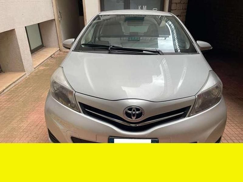 Usata Toyota Yaris Active 90 CV (66 kW) 2013 Grigio Berlina