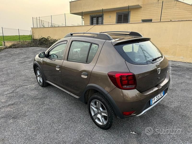 Usata Dacia Sandero Lauréate 75 CV (55 kW) 2017 Marrone Berlina