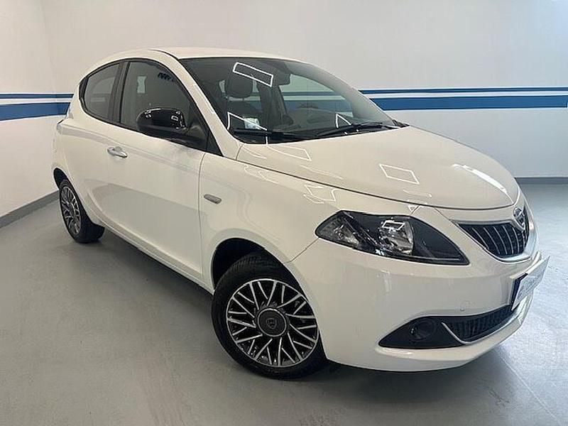 Usata Lancia Ypsilon Gold 69 CV (50 kW) 2024 Bianco Utilitaria