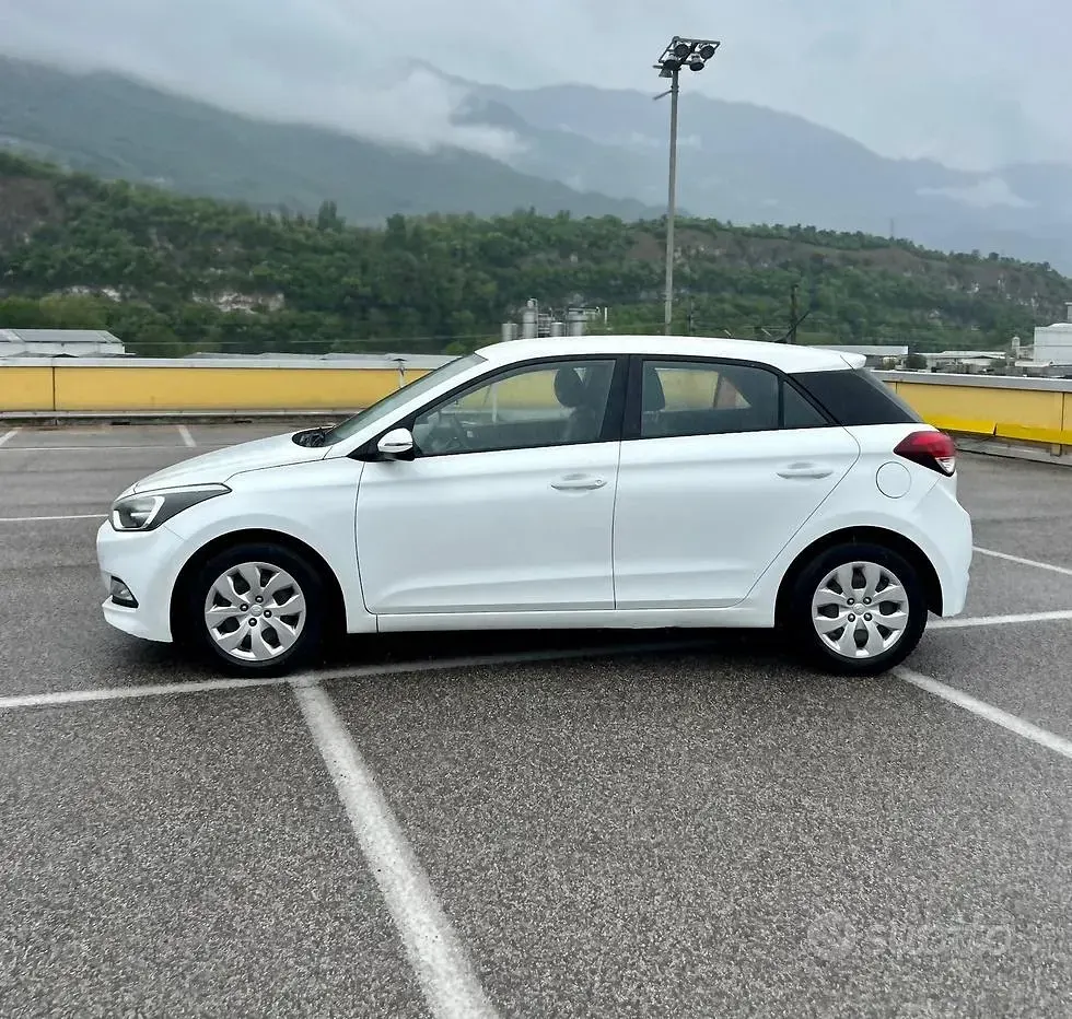 Usata Hyundai i20 Classic 75 CV (55 kW) 2015 Bianco Berlina