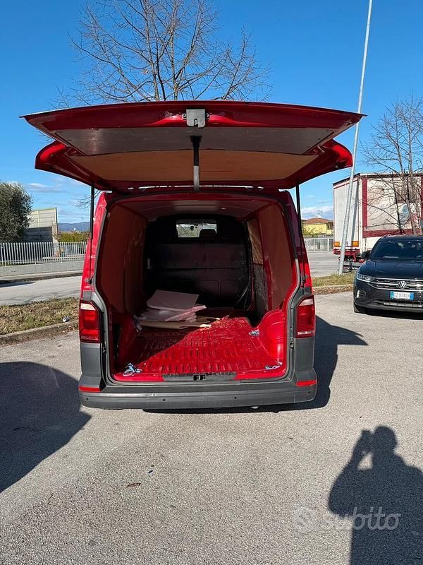 Usado VW T6 150 CV (110 kW) 2016 Rojo Van