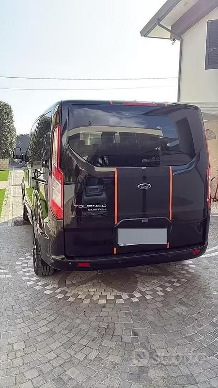 Usata Ford Tourneo 185 CV (136 kW) 2022 Nero Monovolume