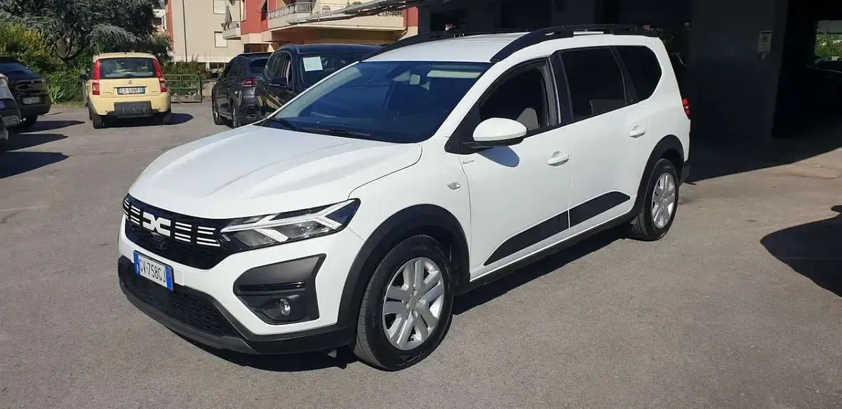 Usata Dacia Jogger Expression 101 CV (74 kW) 2024 Bianco Monovolume