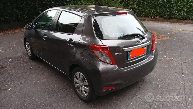 Usata Toyota Yaris Lounge 69 CV (50 kW) 2012 Grigio Utilitaria
