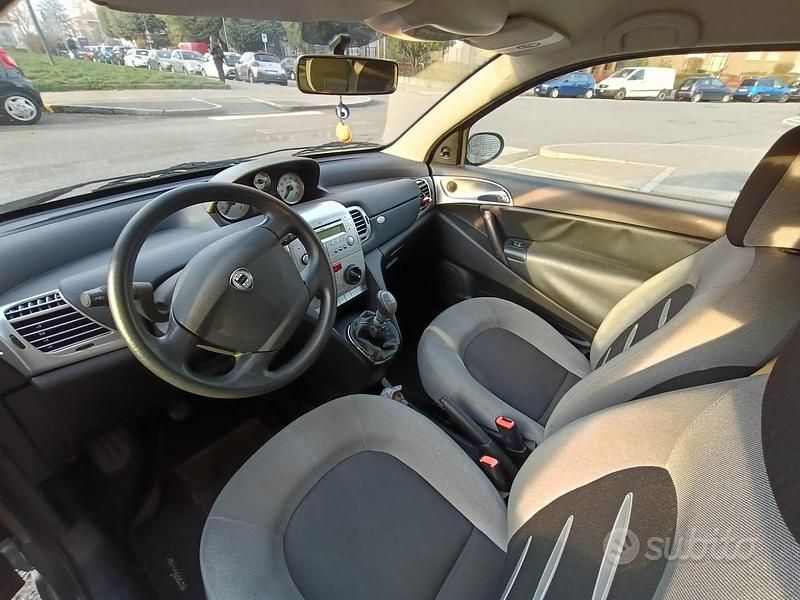 Usata Lancia Ypsilon 60 CV (44 kW) 2011 Grigio Utilitaria