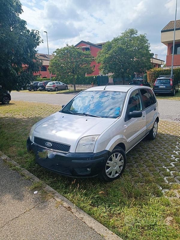 Usata Ford Fusion 80 CV (58 kW) 2004 Grigio Monovolume
