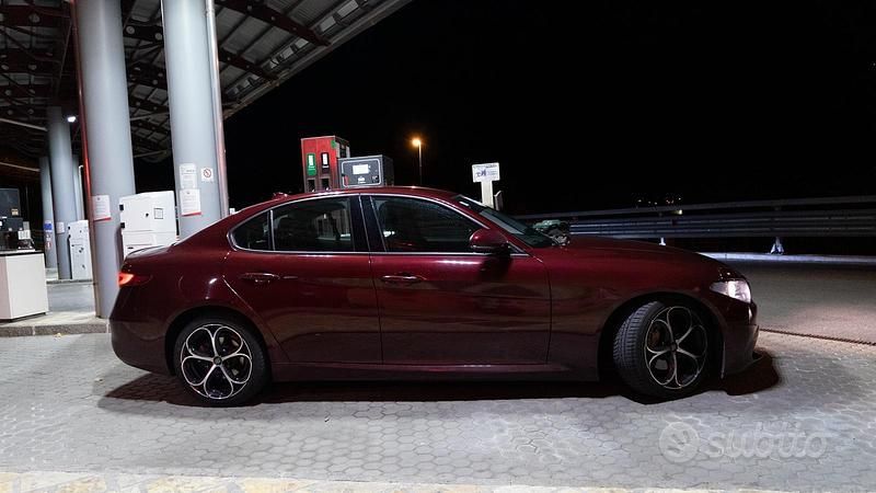 Usata Alfa Romeo Giulia 180 CV (132 kW) 2016 Rosso Berlina
