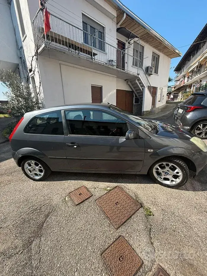 Begagnad Ford Fiesta 90 HK (66 kW) 2005 Halvkombi