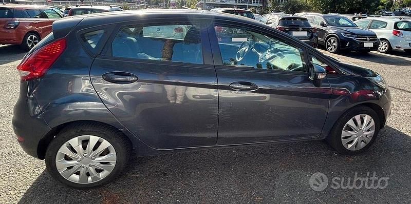 Usata Ford Fiesta 70 CV (51 kW) 2010 Grigio Utilitaria