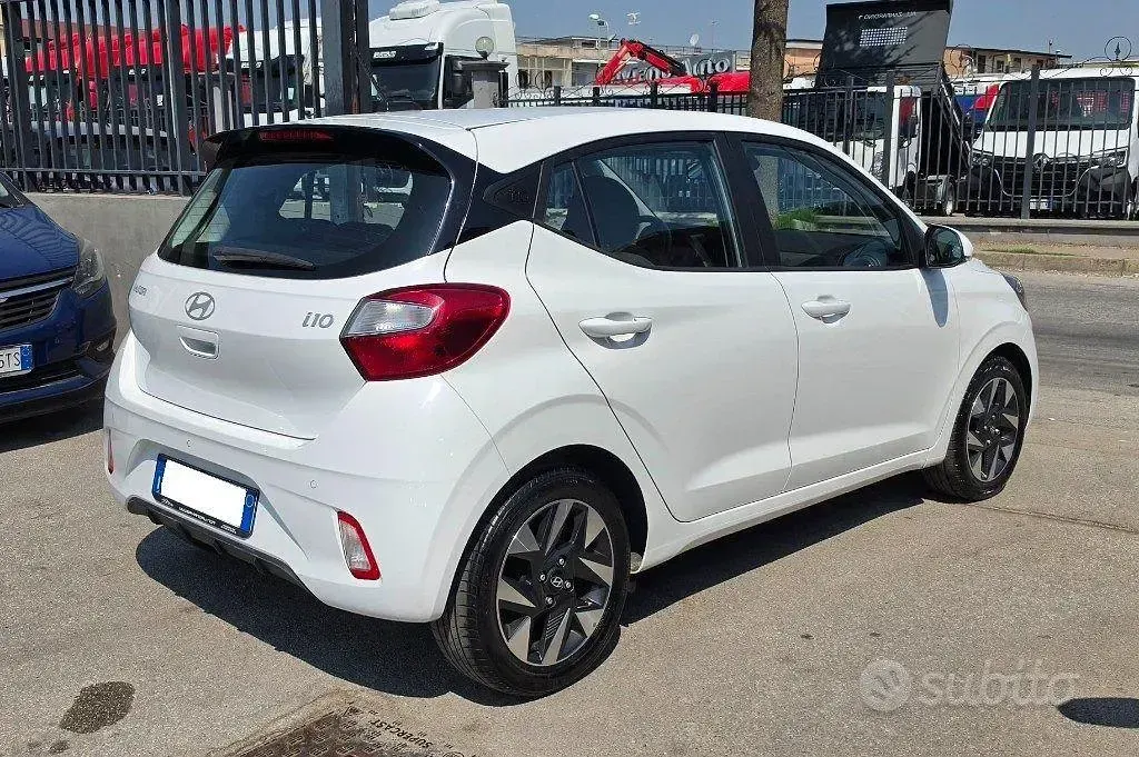 Usata Hyundai i10 67 CV (49 kW) 2023 Bianco Utilitaria