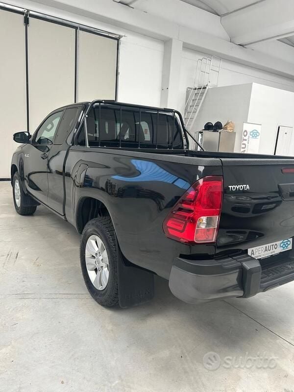 Usata Toyota HiLux Lounge 150 CV (110 kW) 2019 Nero Pick-up