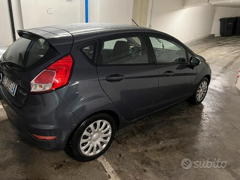 Usata Ford Fiesta 75 CV (55 kW) 2015 Grigio Utilitaria