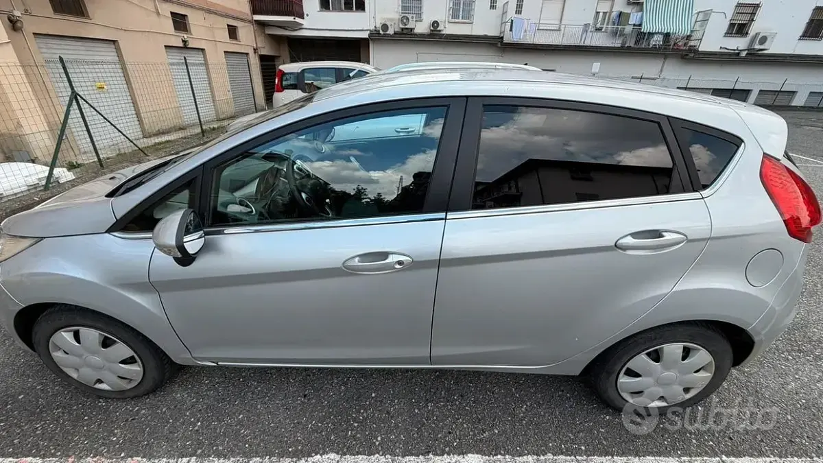 Usata Ford Fiesta 97 CV (71 kW) 2009 Grigio Berlina