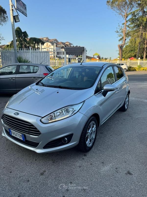 Usata Ford Fiesta 95 CV (69 kW) 2017 Gray Berlina