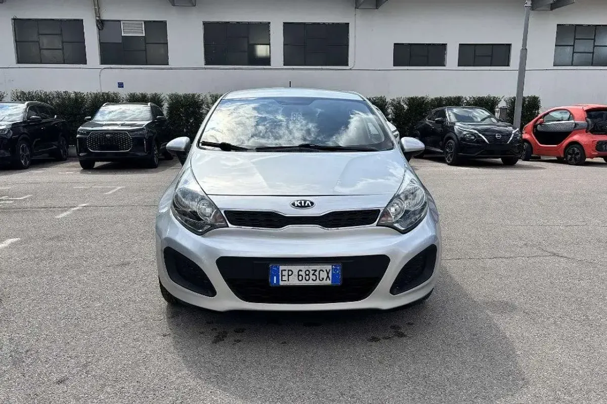 Usata Kia Rio Active 84 CV (61 kW) 2013 Grigio Berlina